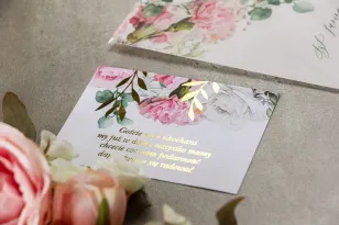 Pastellfarbene Hochzeitseinladungskarte mit goldenen Zweigen in zarten rosa und weißen Farben
