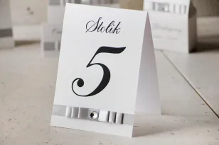 Numery stolików, stół weselny, ślub - Amaretto nr 3 - Srebrne połączenie, kokardka z cyrkonią, papier perłowy