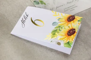 Hochzeitstischnummern mit goldenen Zweigen und Sonnenblumen, perfekt für eine Sommerhochzeit