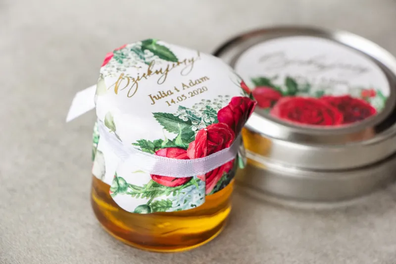 Glas Honig - ein süßes Dankeschön an die Hochzeitsgäste. Käppchen mit weinroten Rosen