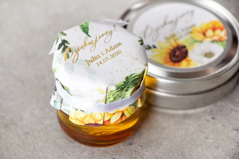 Glas Honig - ein süßes Dankeschön an die Hochzeitsgäste. Sonnenblumenmütze, perfekt für eine Sommerhochzeit Glas Honig - ein süßes Dankeschön an die Hochzeitsgäste. Sonnenblumenmütze, perfekt für eine Sommerhochzeit