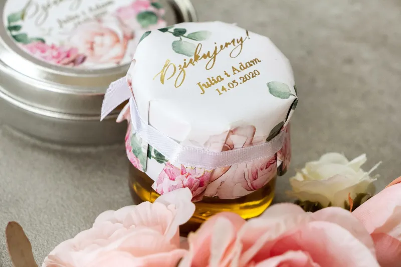 Słoiczek z miodem - słodkie podziękowanie dla gości weselnych. Kapturek w delikatnych kolorach różu i bieli
