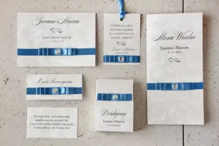 Hochzeitseinladung mit Accessoires - Amaretto No. 4 - Marineblaue Schleife mit Strasssteinen