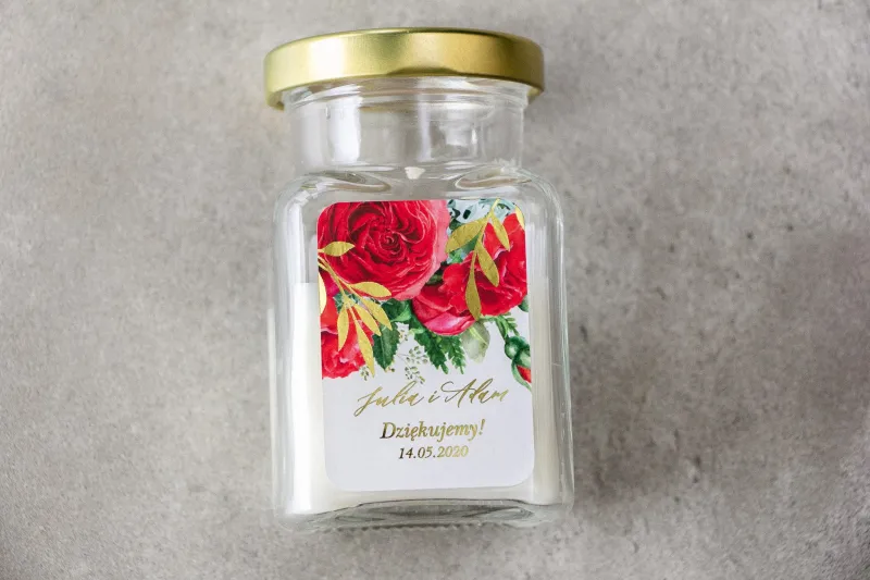 Kerzen - dank der Hochzeitsgäste im Glamour-Stil. Etikett mit goldenen Zweigen und weinroten Rosen Kerzen - dank der Hochzeitsgäste im Glamour-Stil. Etikett mit goldenen Zweigen und weinroten Rosen