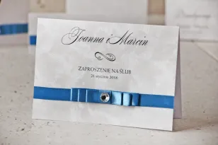 Hochzeitseinladung mit Schleife und Strass - Amaretto Nr. 4 - Marineblaues Band, Perlenpapier mit Federstruktur
