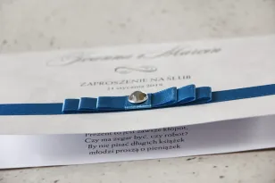 Hochzeitseinladung mit Schleife und Strass - Amaretto Nr. 4 - Marineblaues Band, Perlenpapier mit Federstruktur
