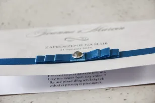 Zaproszenie ślubne z kokardką i cyrkonią - Amaretto nr 4 - Tasiemka navy blue, papier perłowy o fakturze piórek