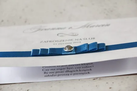 Hochzeitseinladung mit Schleife und Strass - Amaretto Nr. 4 - Marineblaues Band, Perlenpapier mit Federstruktur