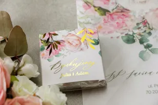 Dank der Hochzeitsgäste in Form von Milchschokolade, Deckblatt mit goldenen Zweigen in zarten Farben von Rosa und Weiß