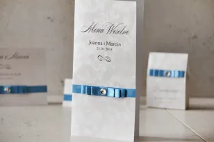 Hochzeitsmenü, Hochzeitstisch - Amaretto No. 4 - Perlenpapier mit marineblauer Schleife und Strasssteinen