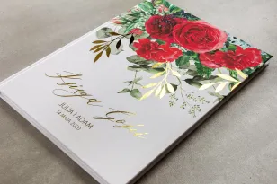Hochzeitsgästebuch mit goldenen Zweigen und weinroten Rosen mit roten Nelken und Eukalyptus