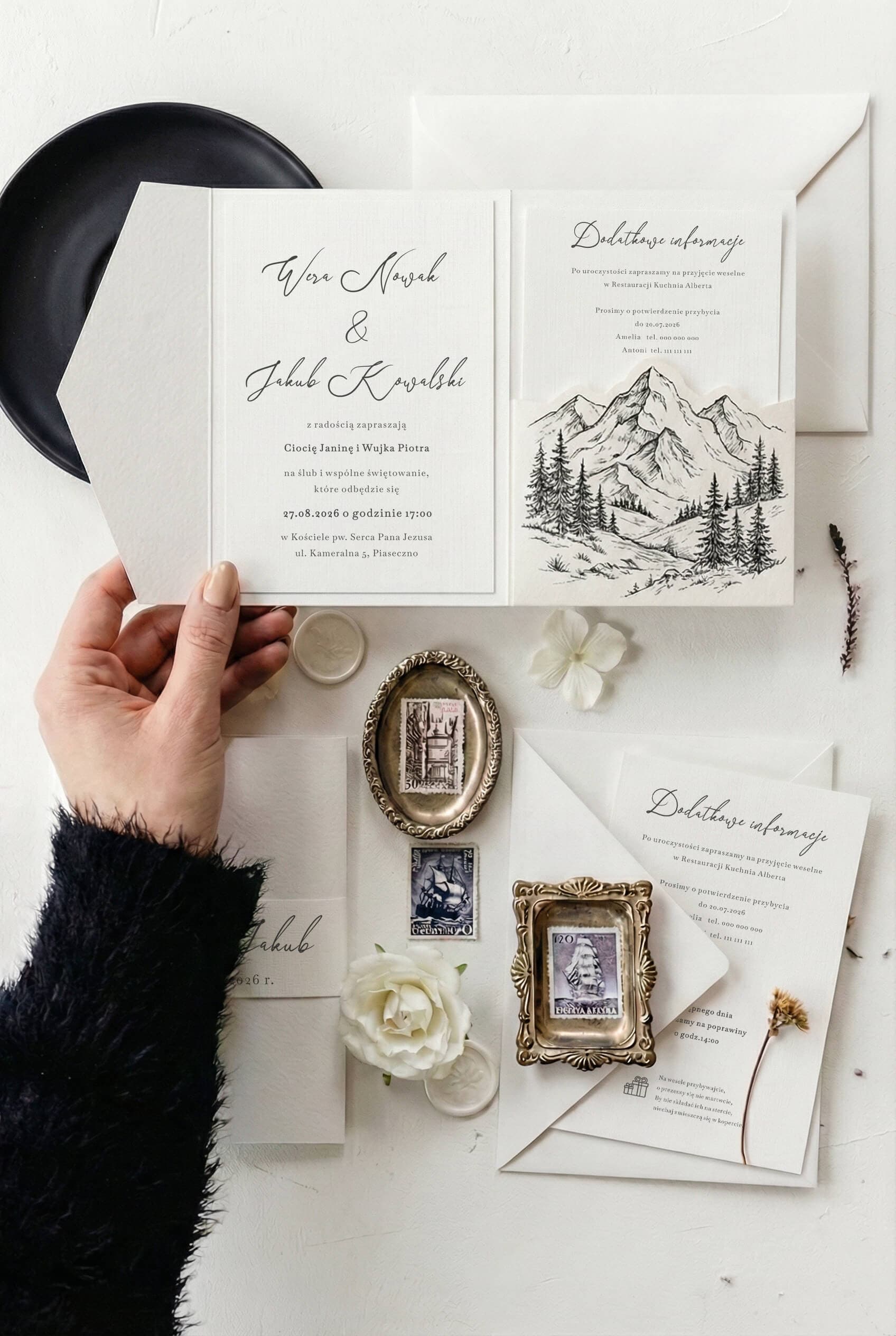 Hochzeitseinladung Kraft Nr. 14 – Rustikaler Folder mit Berg- und Waldmotiv