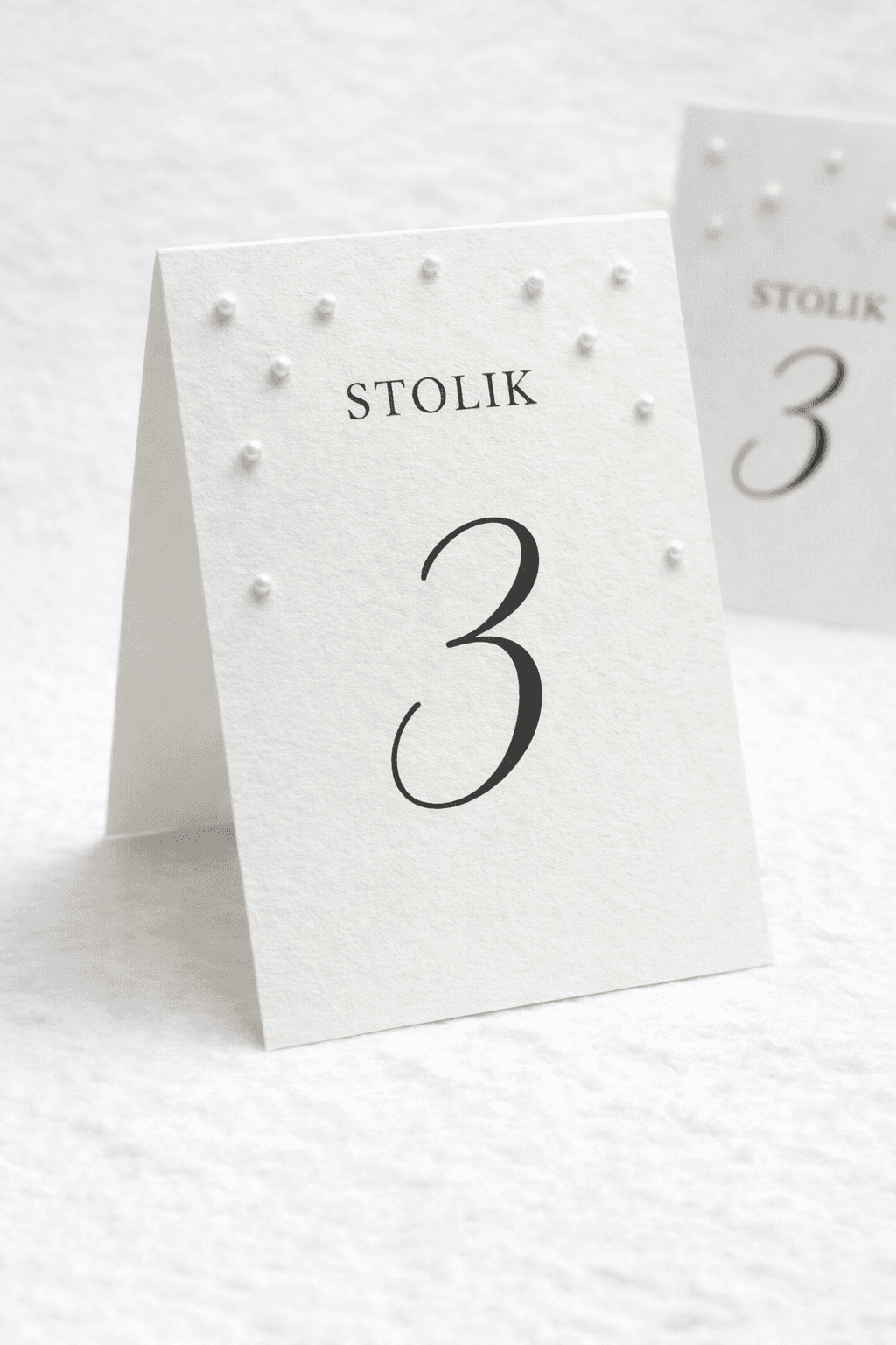 Eleganckie składane numery na stoły weselne z perełkami kolekcja Perełki nr 1 Amelia Wedding