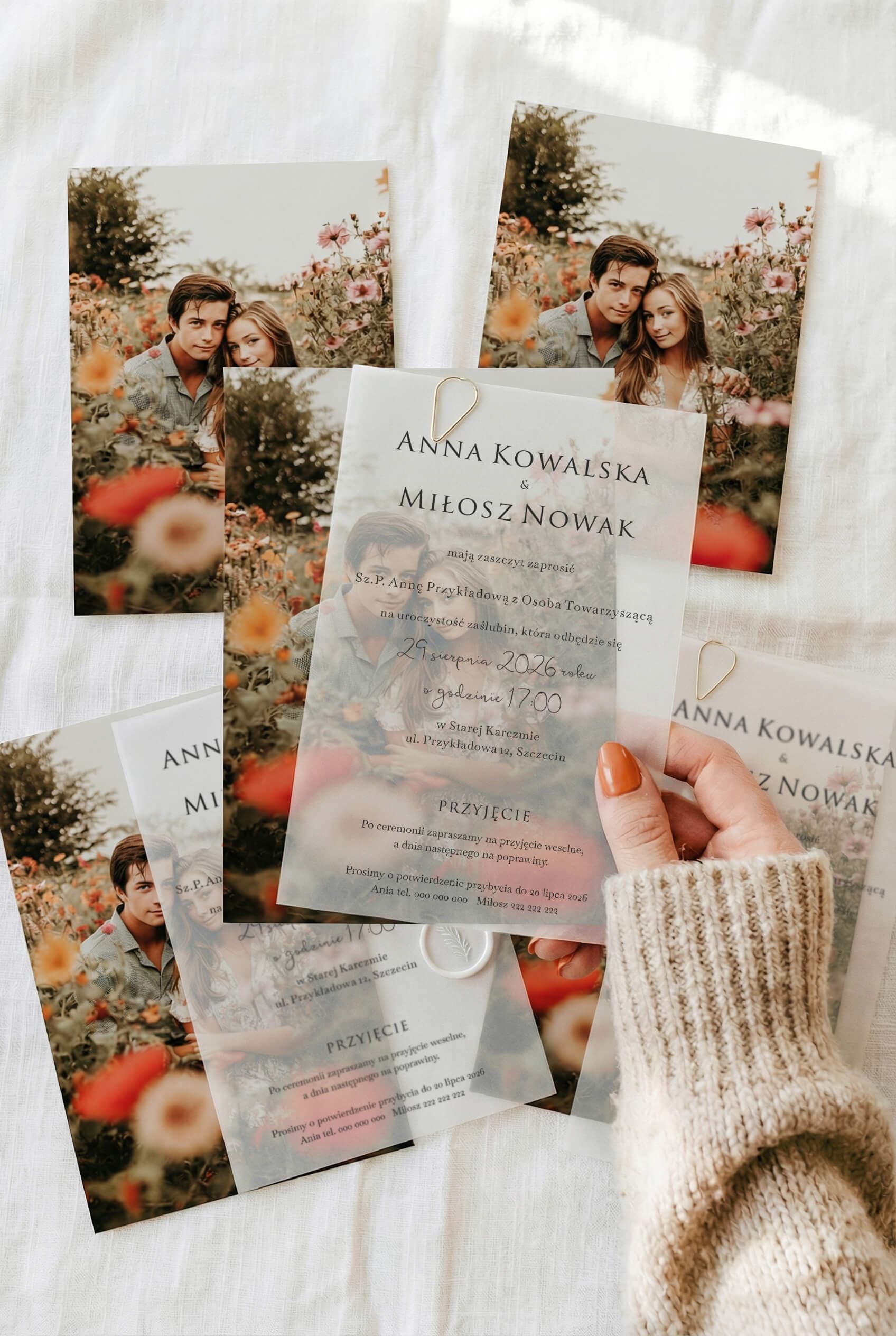 Winterliche Hochzeitseinladungen mit roter Rose und Gold-Clip – Delize Nr. 2