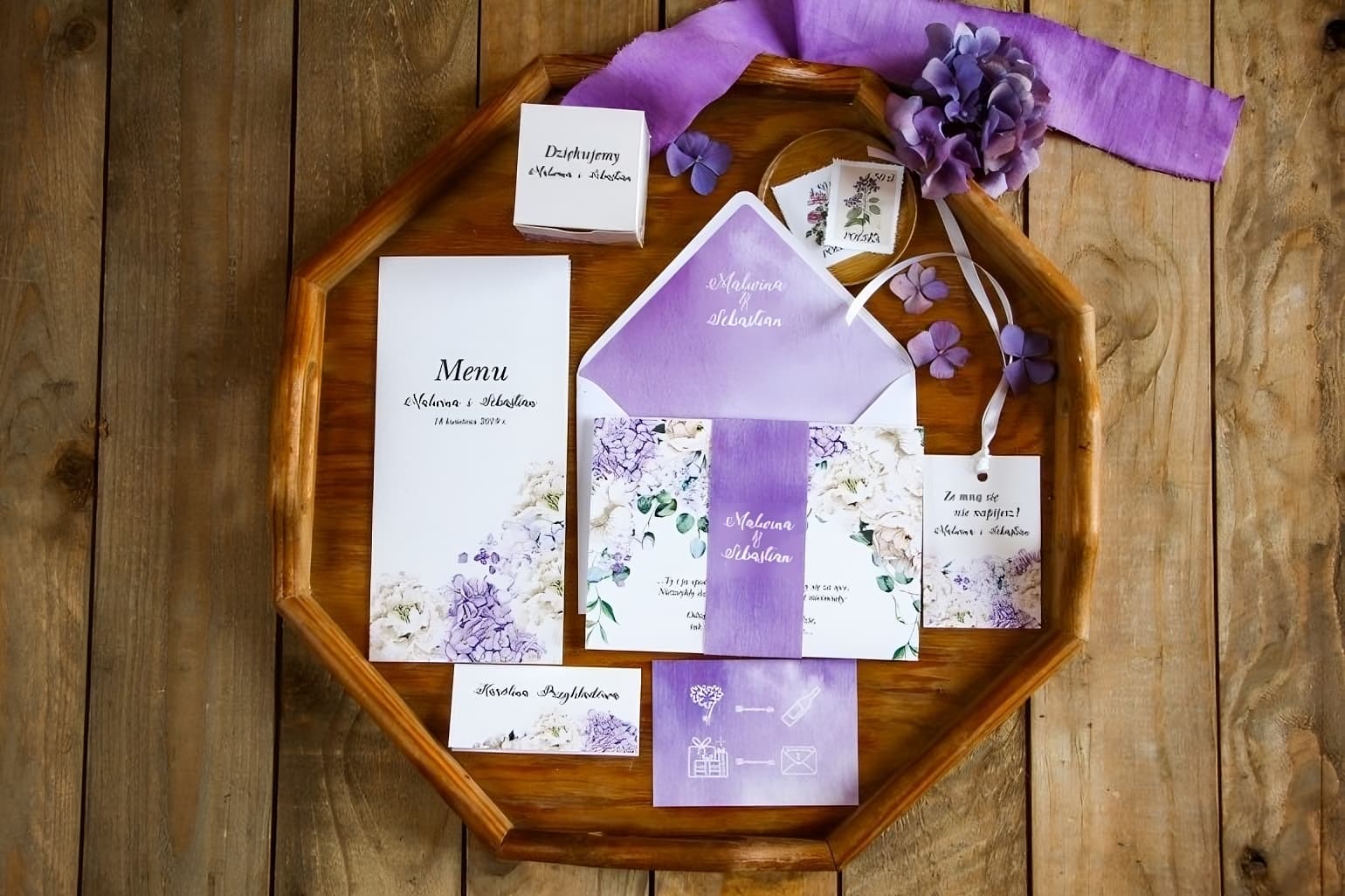 Kto powinien być pierwszy na zaproszeniu ?