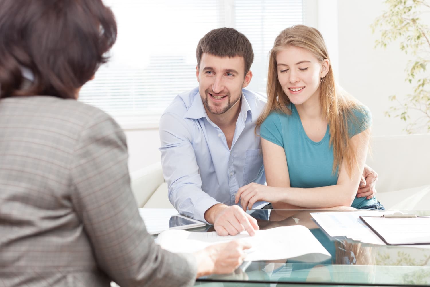 Umowy z usługodawcami – na co zwrócić uwagę przed podpisaniem? Poradnik czytania umów ślubnych: zaliczki, kary umowne, zmiany terminów, ubezpieczenia – jak zabezpieczyć się przed nieprzewidzianymi sytuacjami