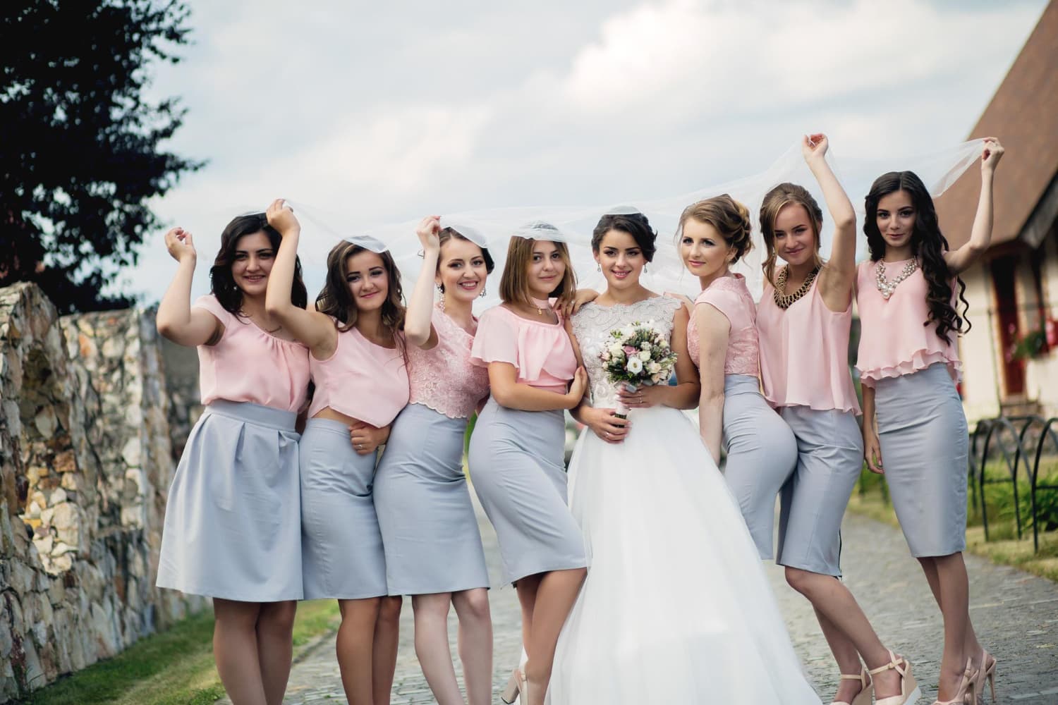 Styl druhen i drużbów – jak dopasować stroje świadków do motywu wesela