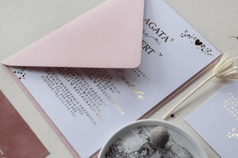 Jak wybrać odpowiedni papier do zaproszeń ślubnych – Znaczenie jakości papieru i różne dostępne opcje