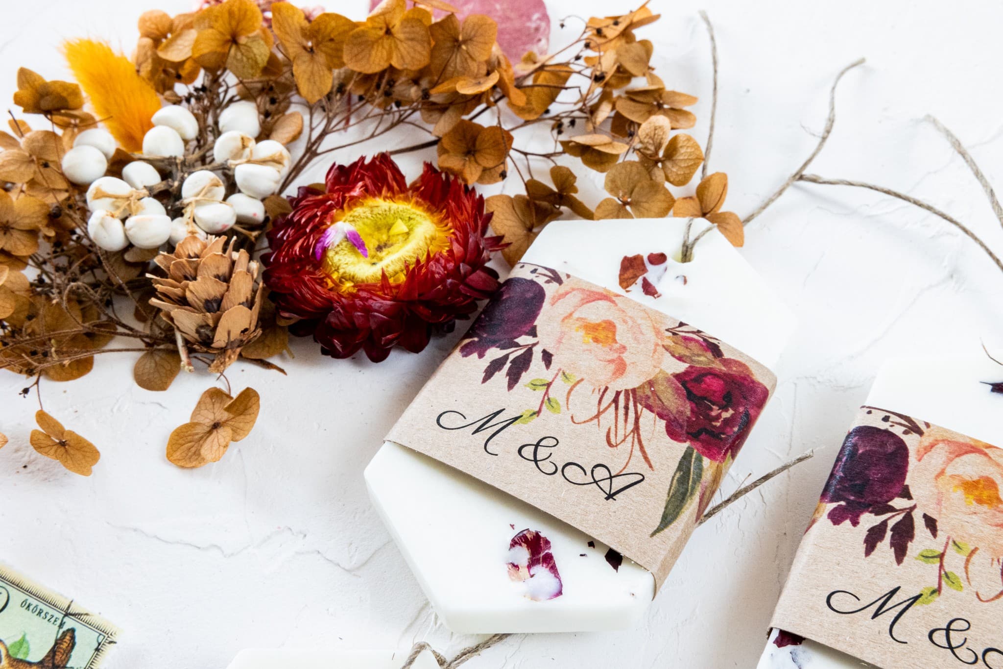 Recuerdo de boda artesanal, ambientador de soja con diseño floral de peonías