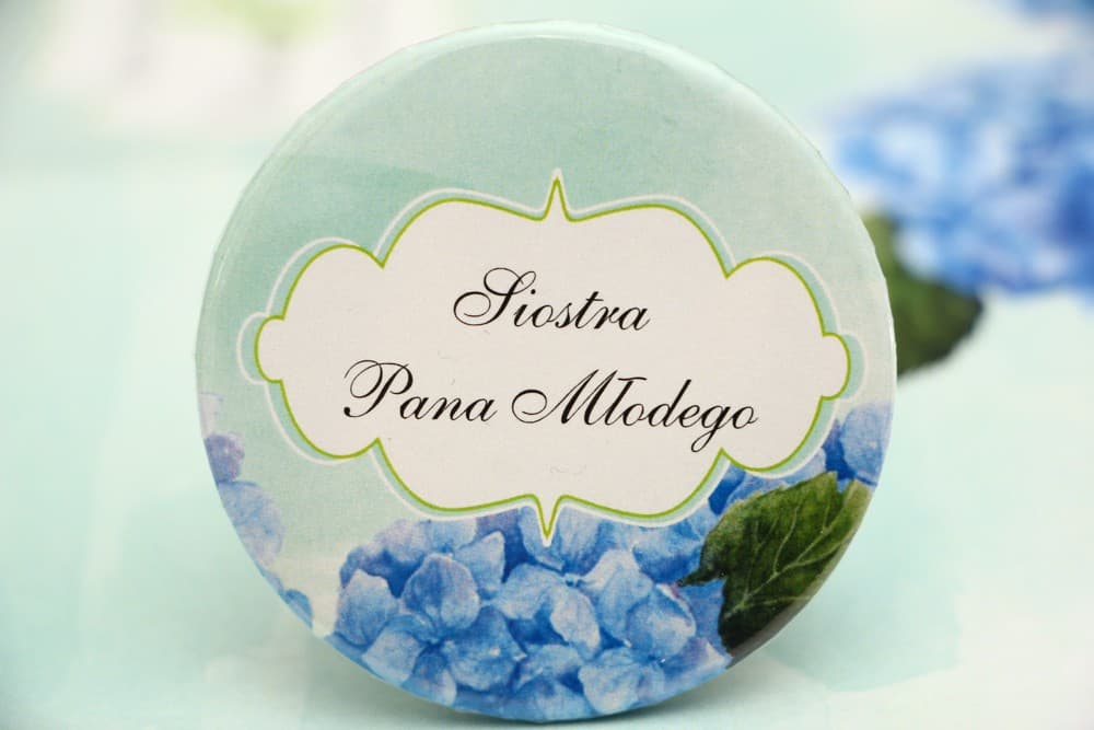 Ansteckpins mit blauer Hortensie auf mintfarbenem Hintergrund, Personalisierte Namensschilder | Hochzeitsanstecker für Gäste | Felicja Nr. 19