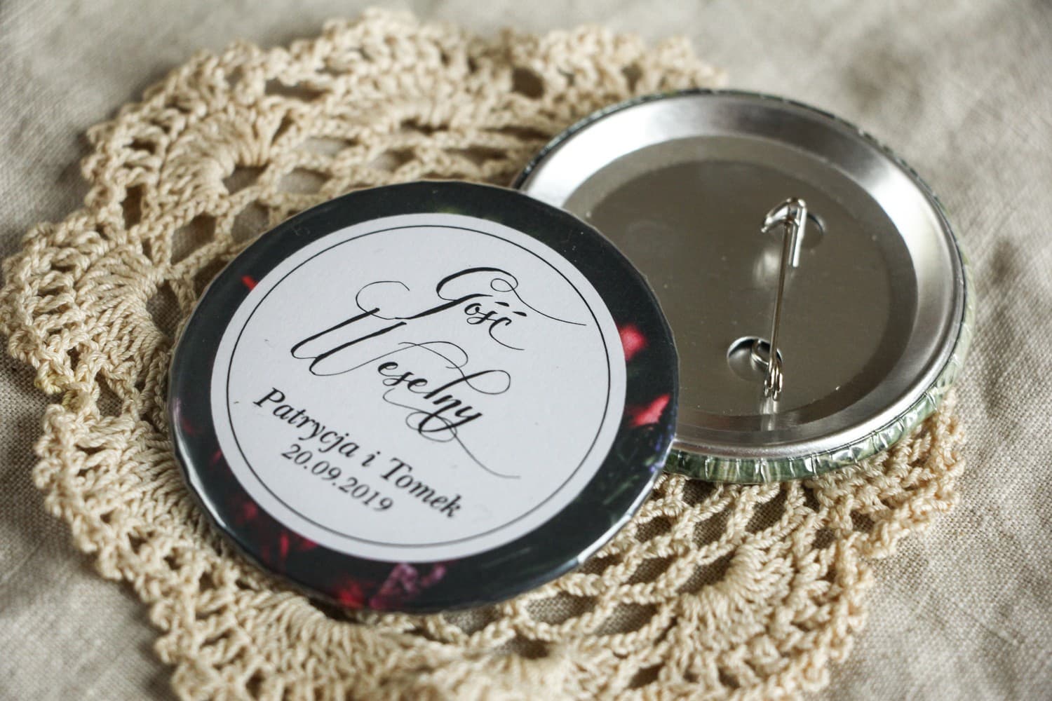 Badges de mariage, remerciements invités. Graphisme noir avec fleurs de pivoines et roses bordeaux