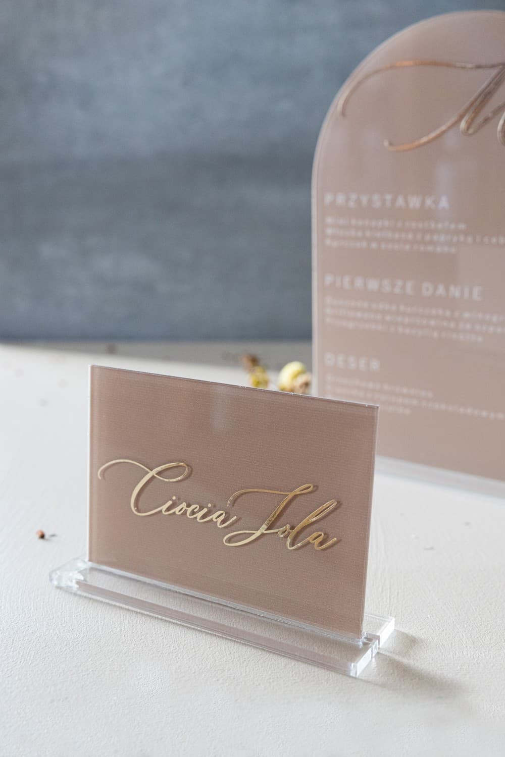 Dalia No. 3 Wedding Place Cards – Gilded Acrylic Cards with Beige Background