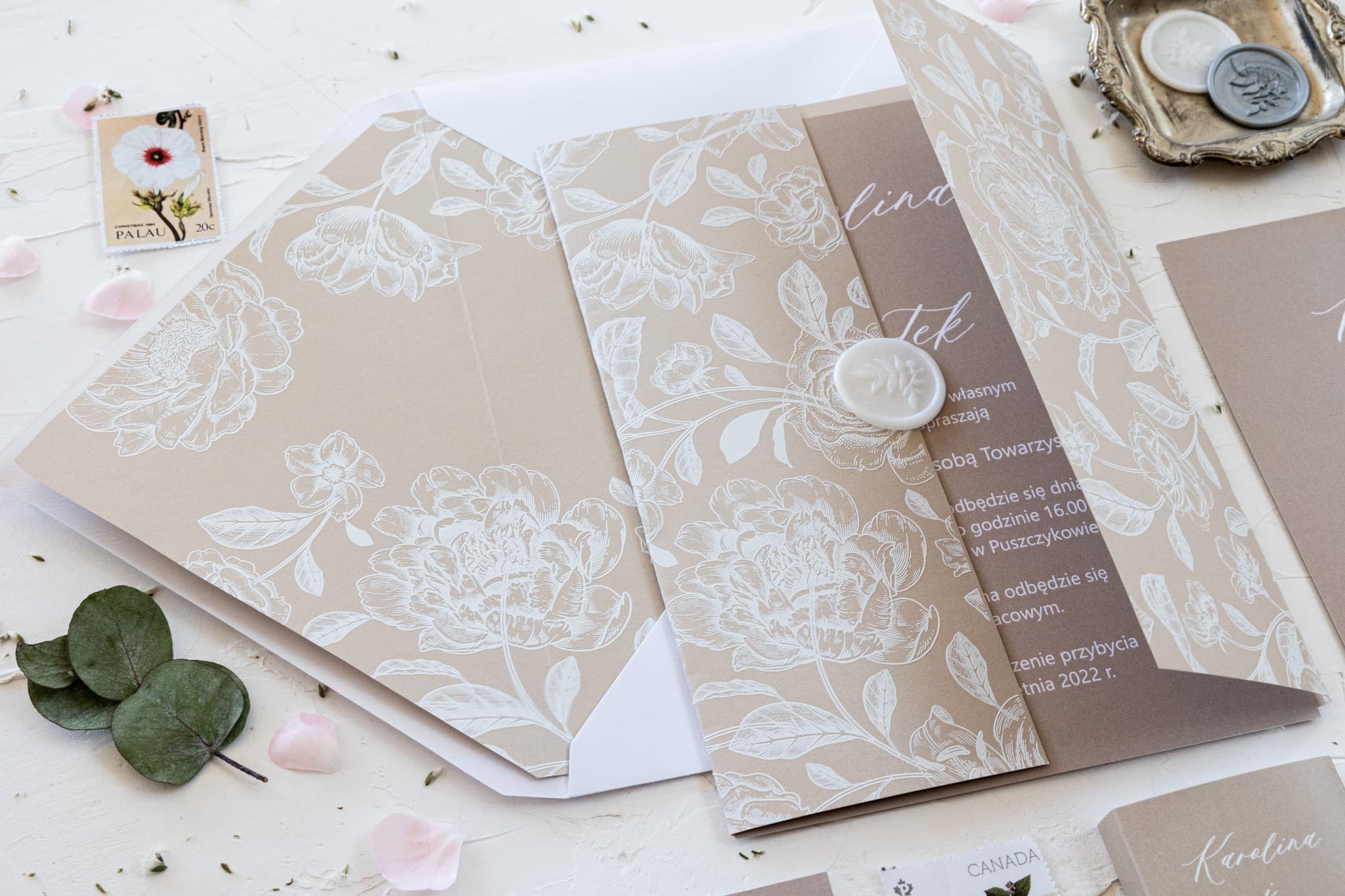 Hochzeitseinladung mit beigen Pfingstrosen und dekorativem Transparentpapier – Nefryt Nr. 4