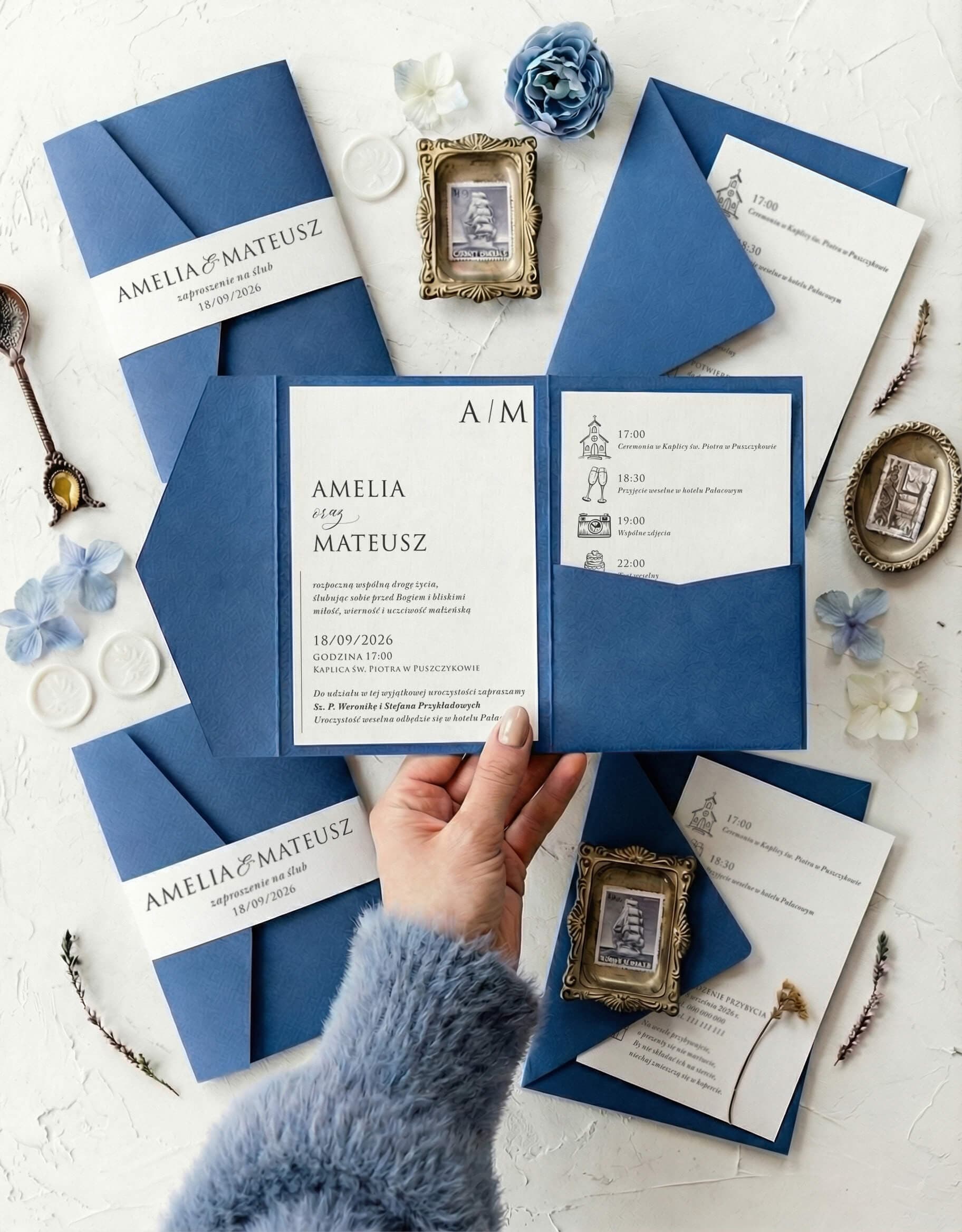 Hochzeitseinladungen Kraft Nr. 7 – Blaue Blumen und Tasche