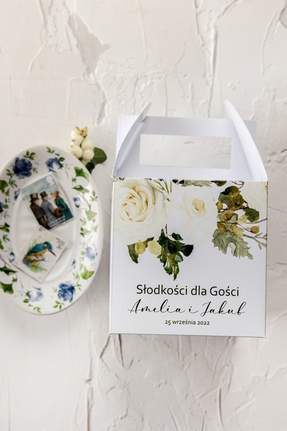 Boîtes à gâteaux de mariage élégantes avec roses blanches et eucalyptus | Boîtes pour invités | Korani n° 12