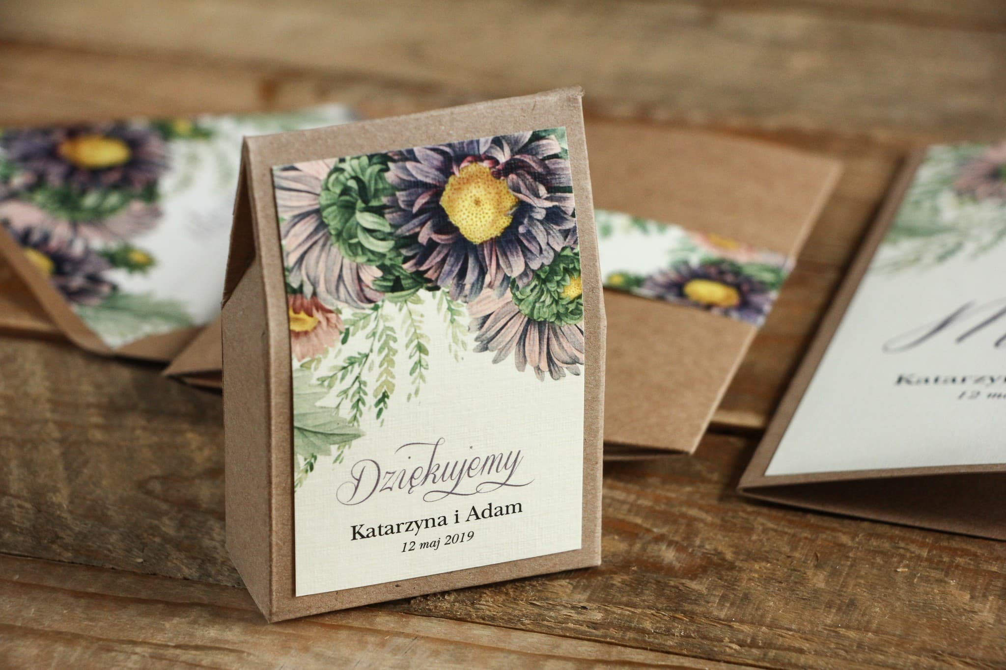 Petite boîte écologique pour douceurs en cadeau d'invités de mariage - Graphisme avec asters violets