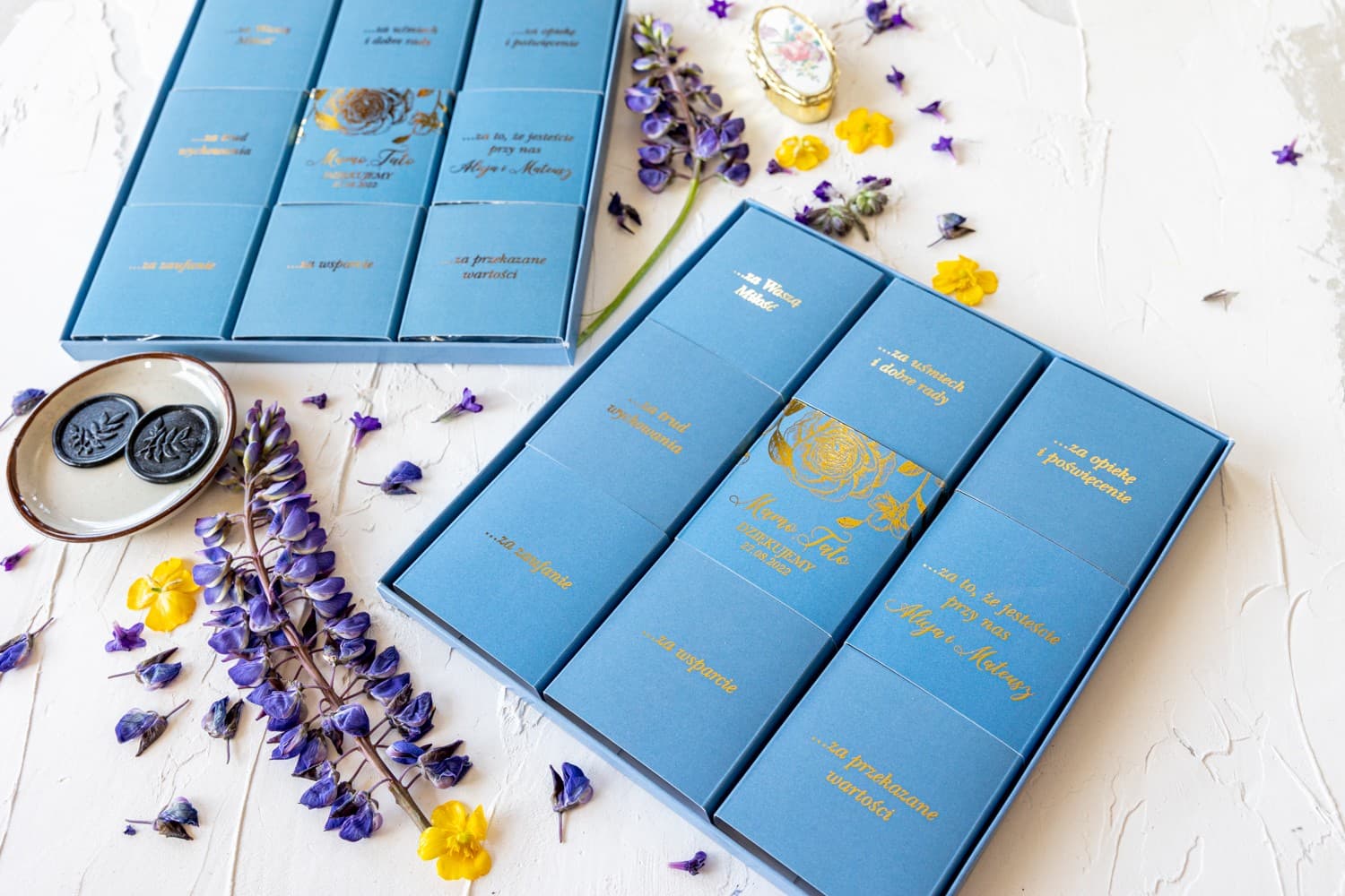 Caja de bombones elegante para padres color dusty blue y oro.