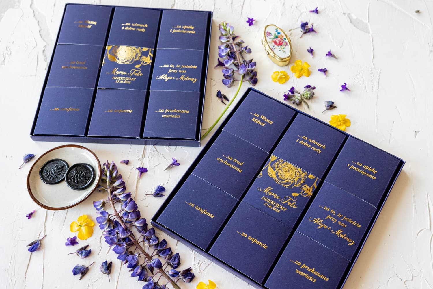 Ringraziamenti per i Genitori in forma di Bomboniera, colore blu navy con dorature.