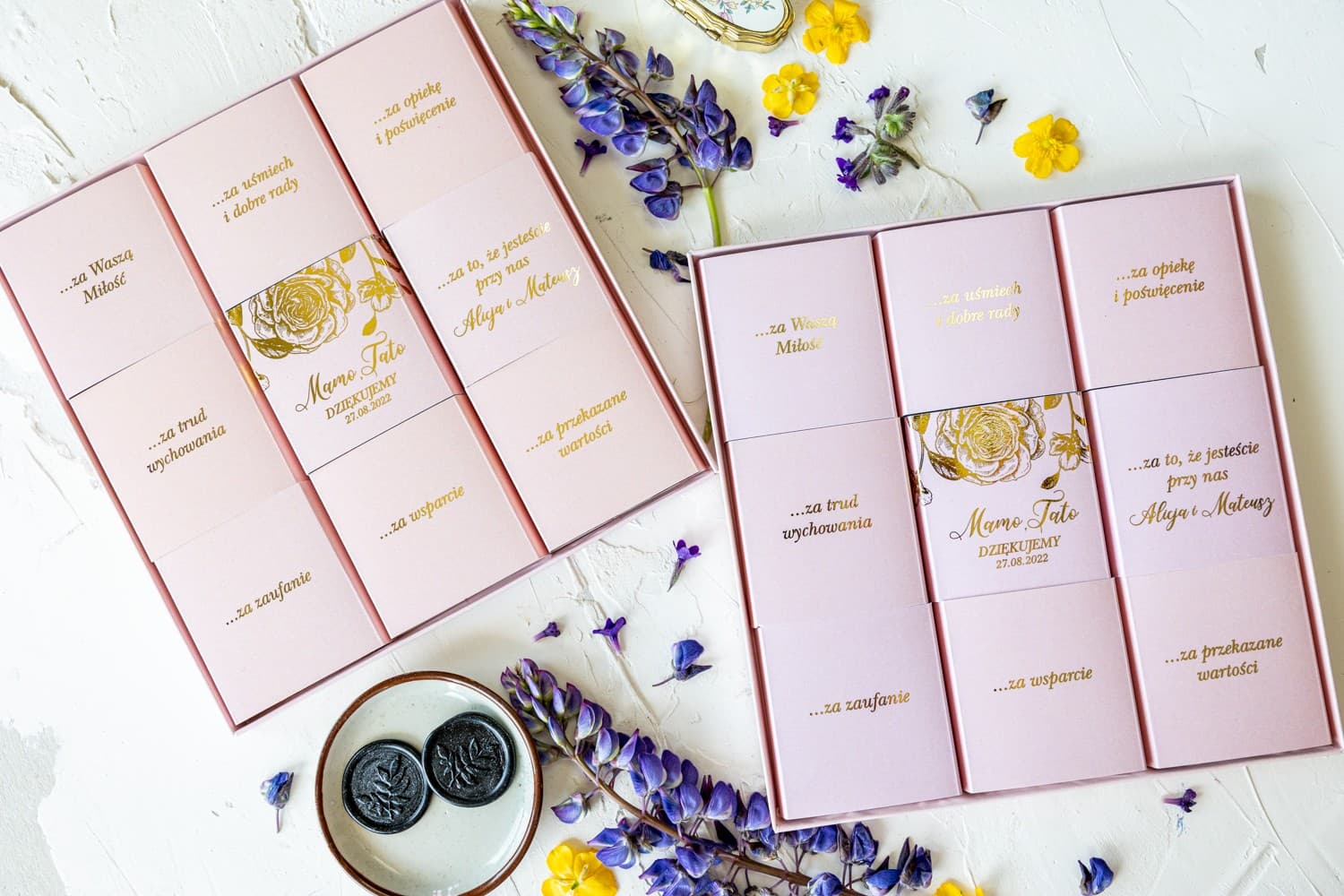 Ringraziamenti per i Genitori in forma di Bomboniera, in colore rosa cipria con dorature.