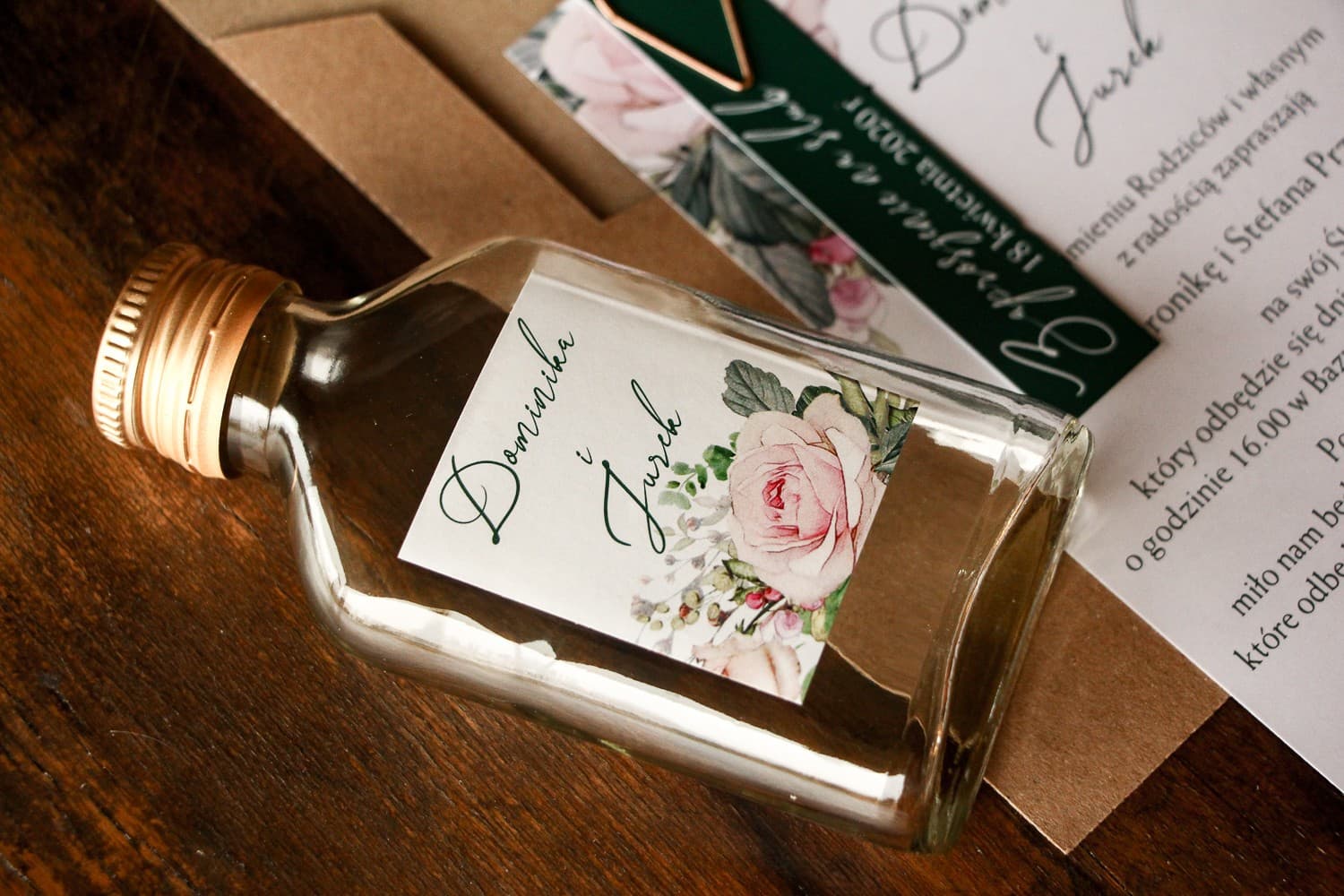 Detalle de boda botella de licor con diseño botánico de rosas y eucalipto