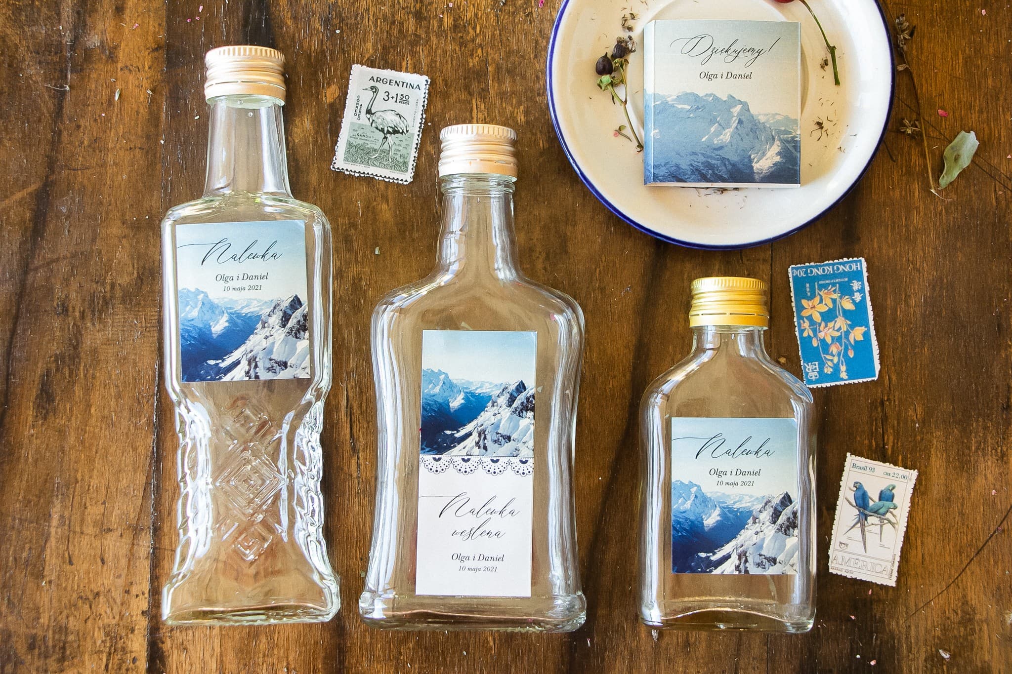 Botellitas personalizadas para licor con paisaje de montaña para boda
