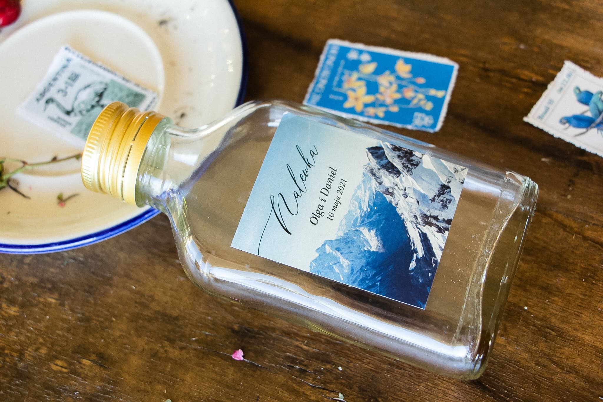 Detalle para invitados botella de cristal con diseño de picos de montaña