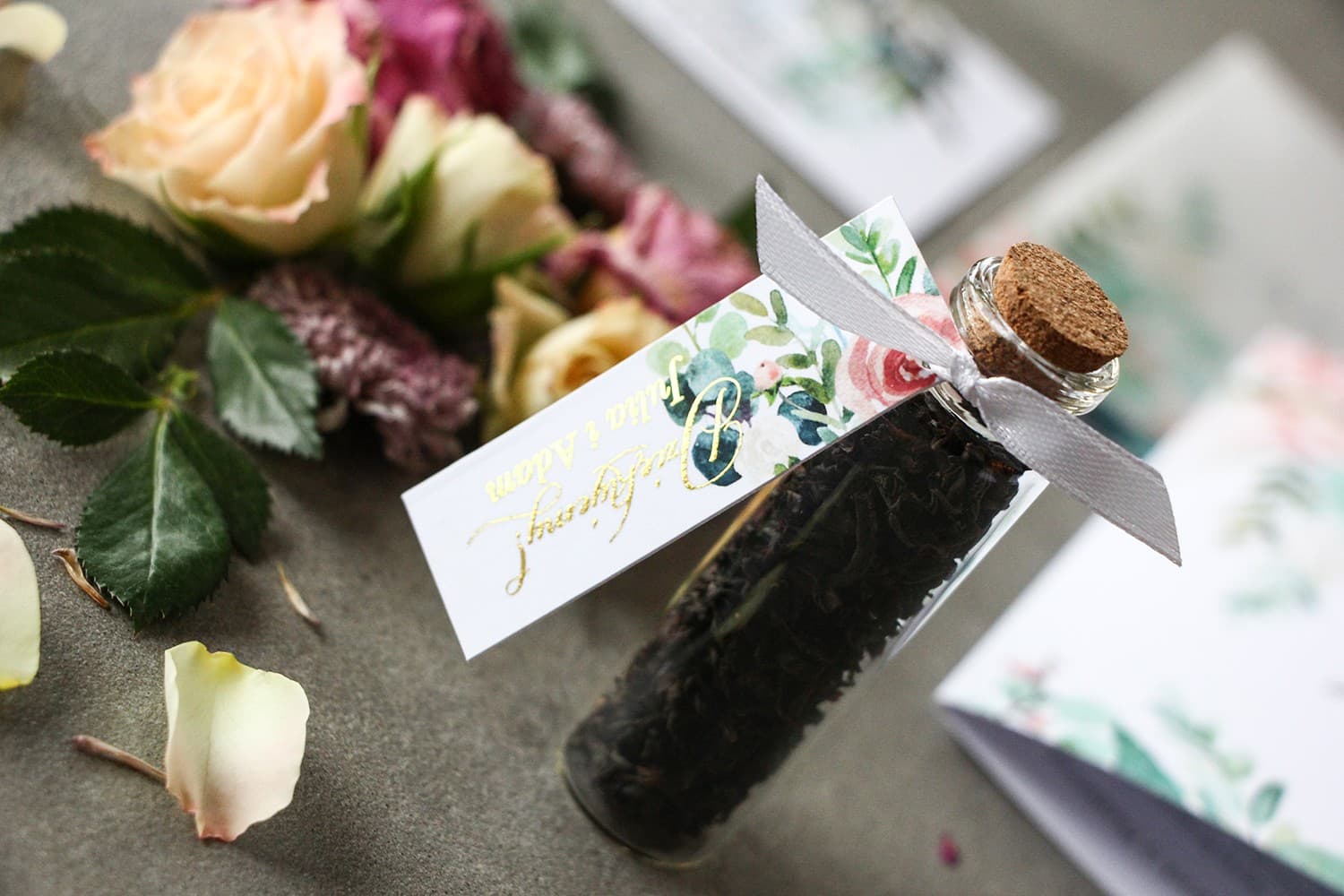 Detalles para Invitados Rubin n.º 2 – Té en Botellita con Peonía Rosa