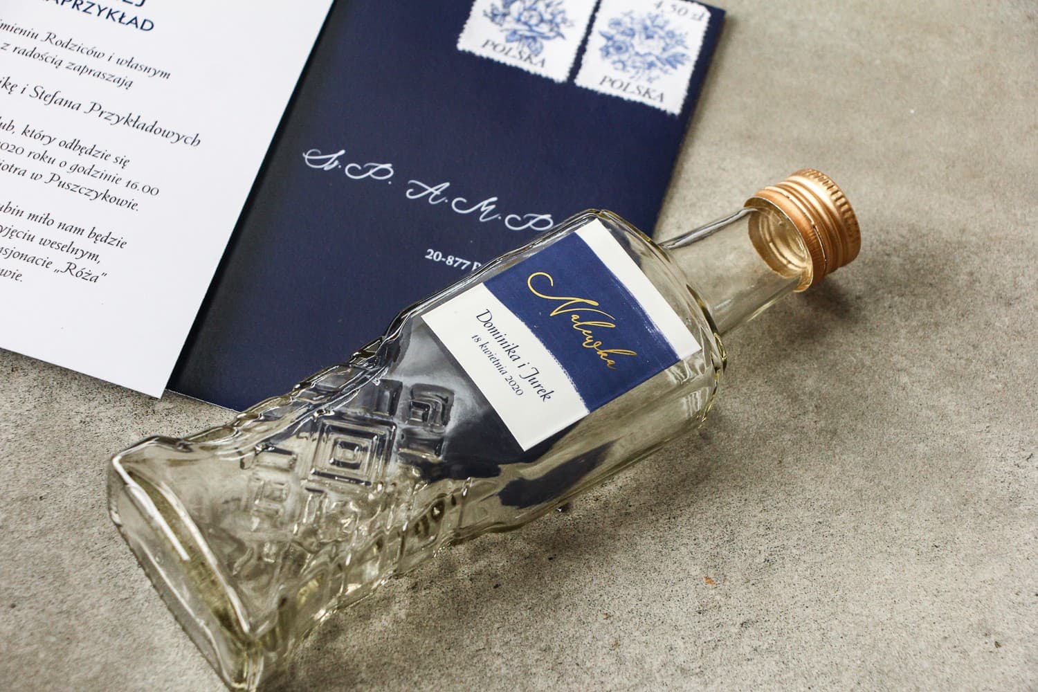 Elegantes Botellitas para Licores de Boda con Gráfico Azul Marino y Dorado | Detalles para Invitados | Verte n.º 3