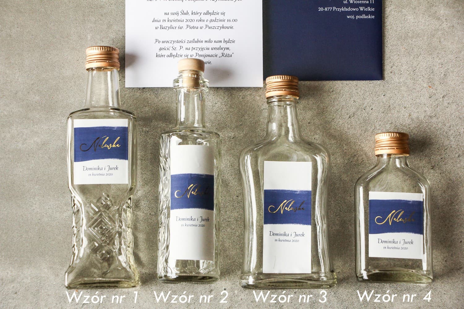 Detalle de la etiqueta dorada en botellita de licor para boda