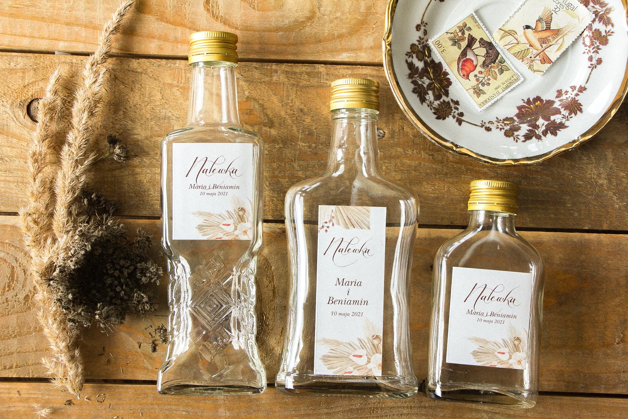 Botellitas de vidrio personalizadas para boda estilo boho con hierba pampas