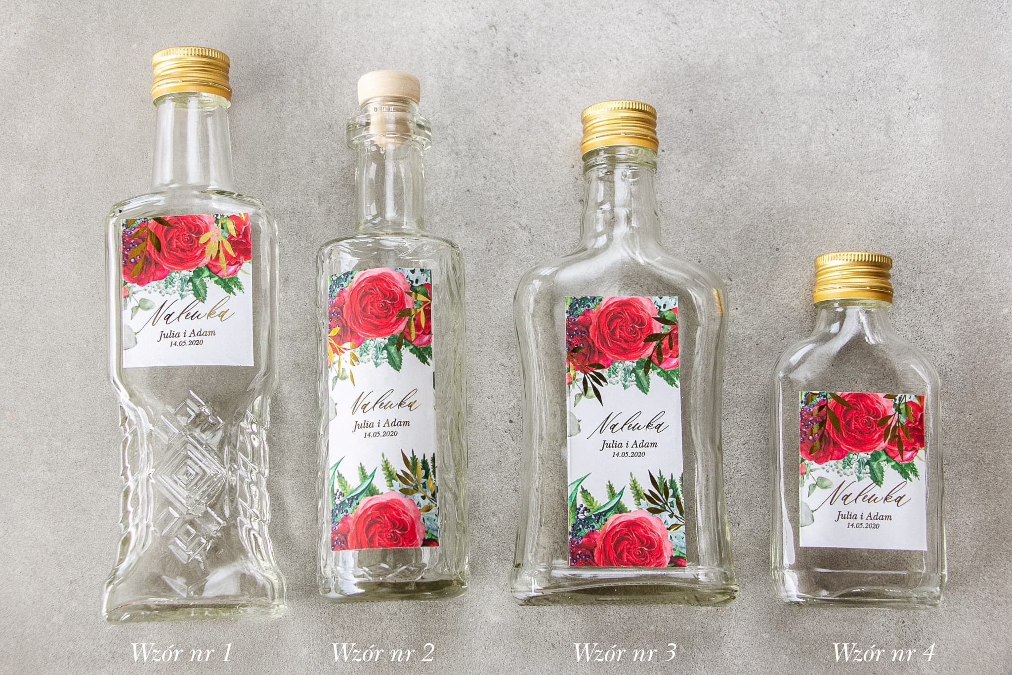 Detalle de boda botellita de licor con flores rojas y acabado dorado