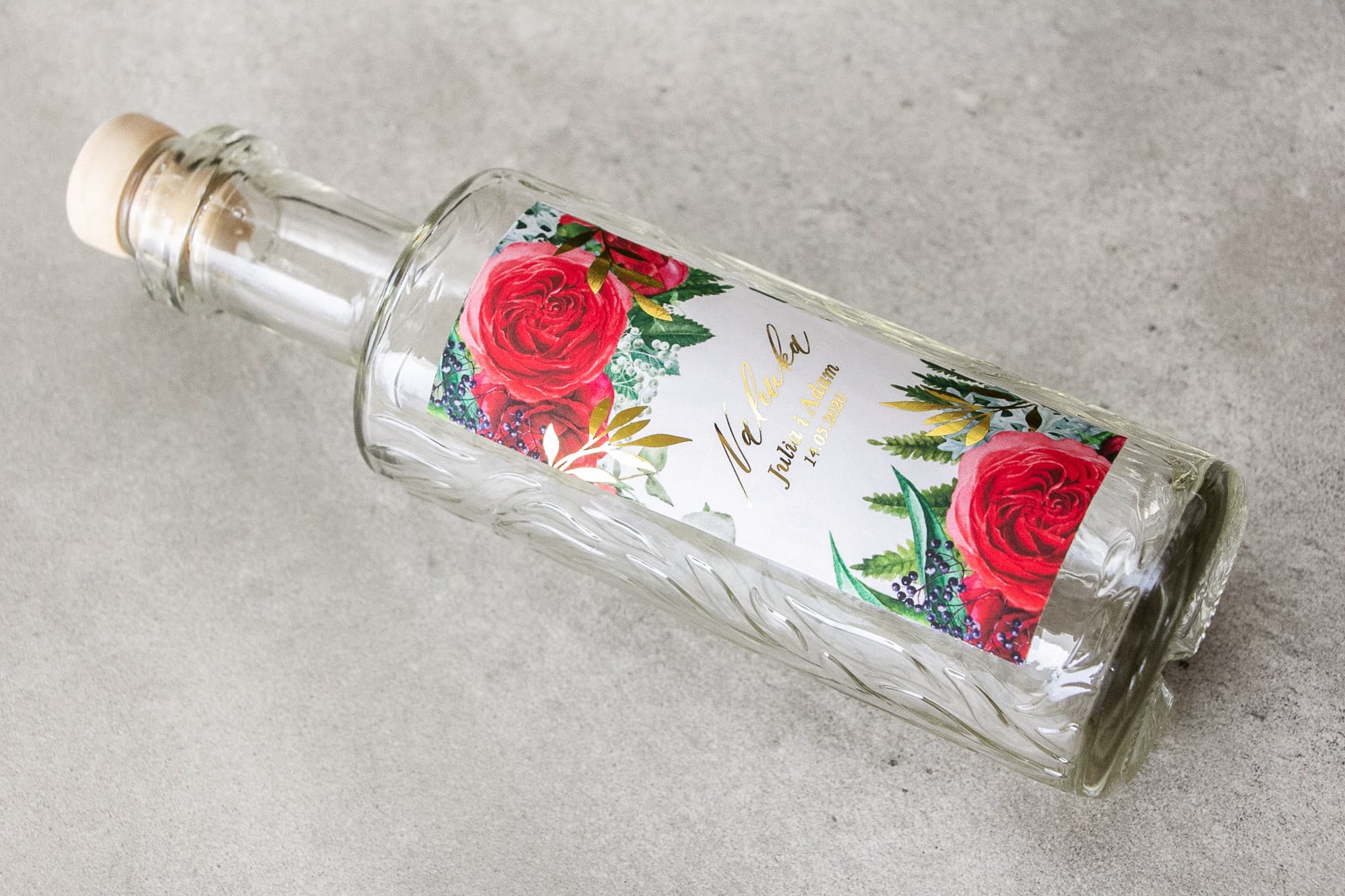 Botellita personalizada para licor casero con diseño elegante de rosas