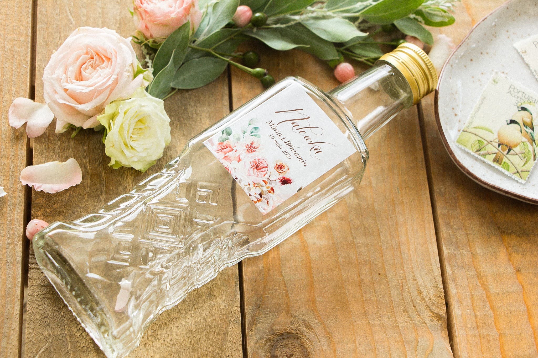 Detalles para invitados en forma de botellitas para licor con rosas Indygo nr 7