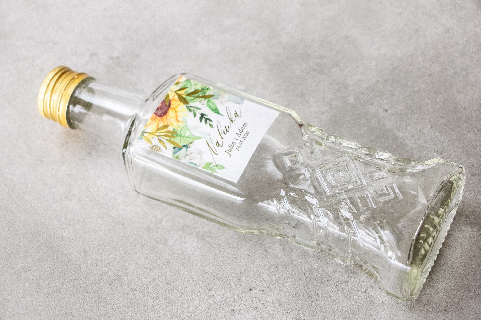 Detalles invitados botellitas para licores con girasoles y dorado Rubin 7