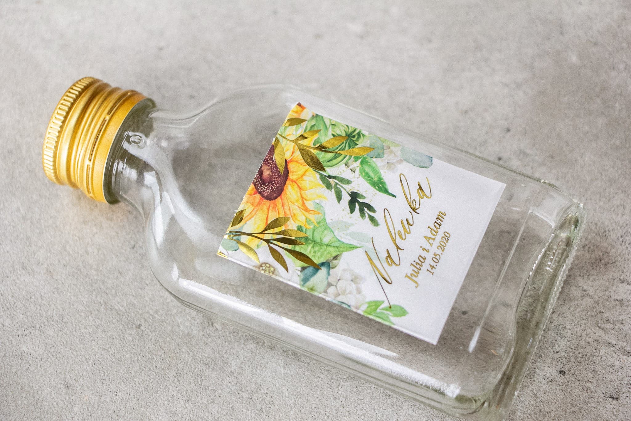Conjunto de botellitas personalizadas con girasoles para invitados de boda