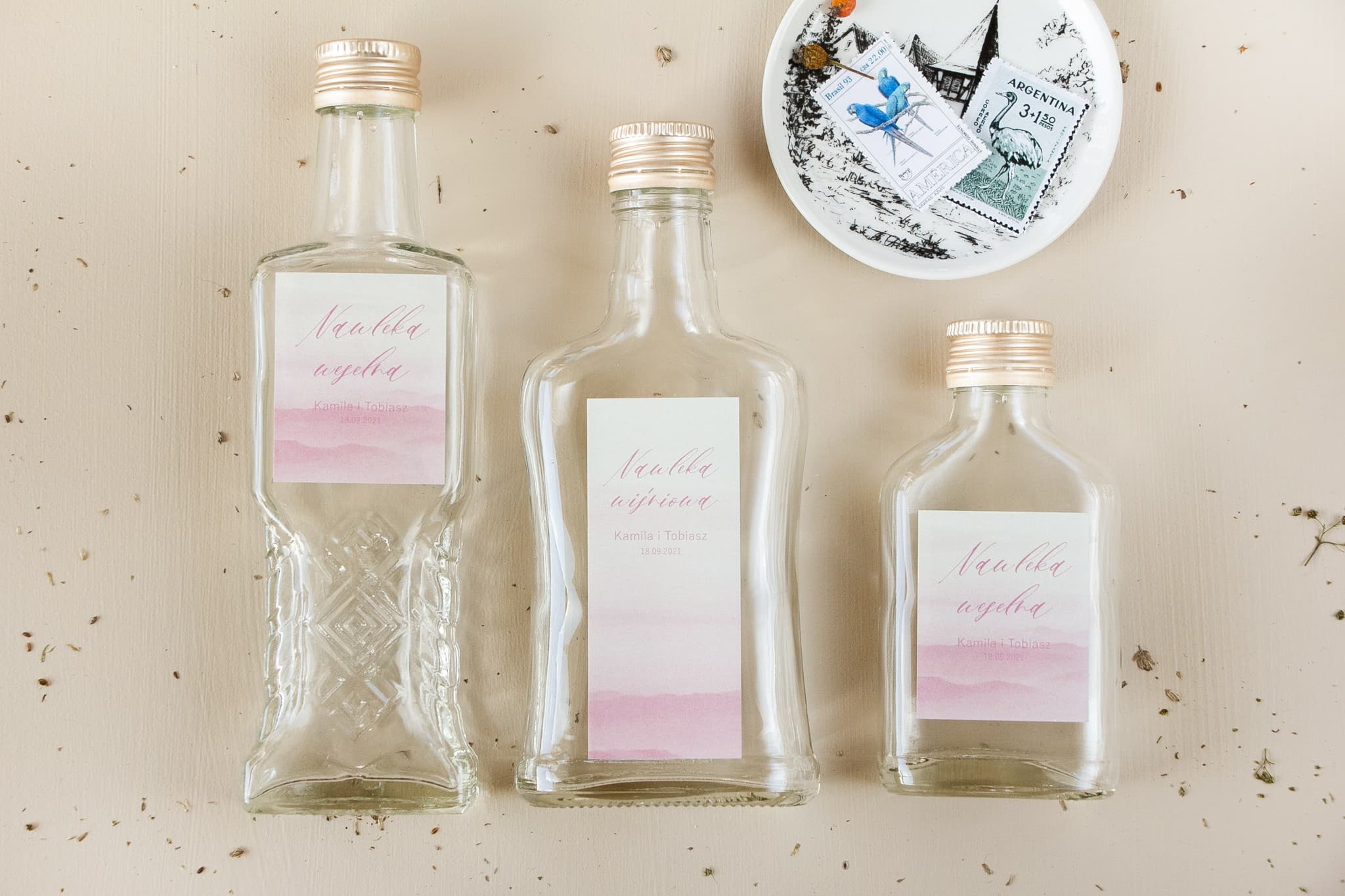 Detalles de boda botellitas de cristal con etiqueta floral rosa personalizada