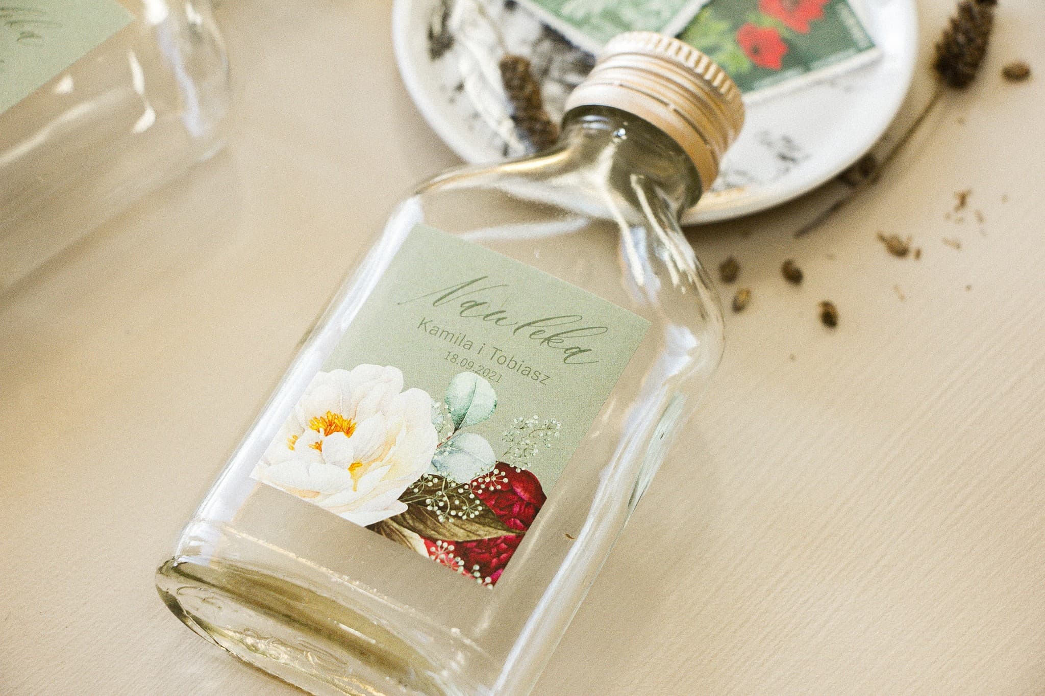 Detalle para invitados estilo boho Opal nº 9, botella de cristal con peonías