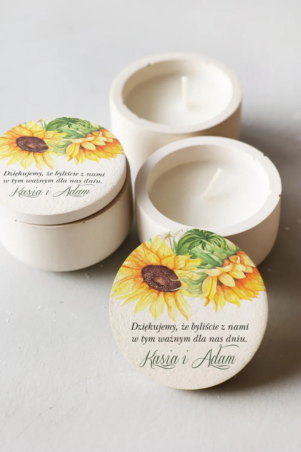 Bougie de soja artisanale dans un récipient blanc avec un motif dynamique de tournesols