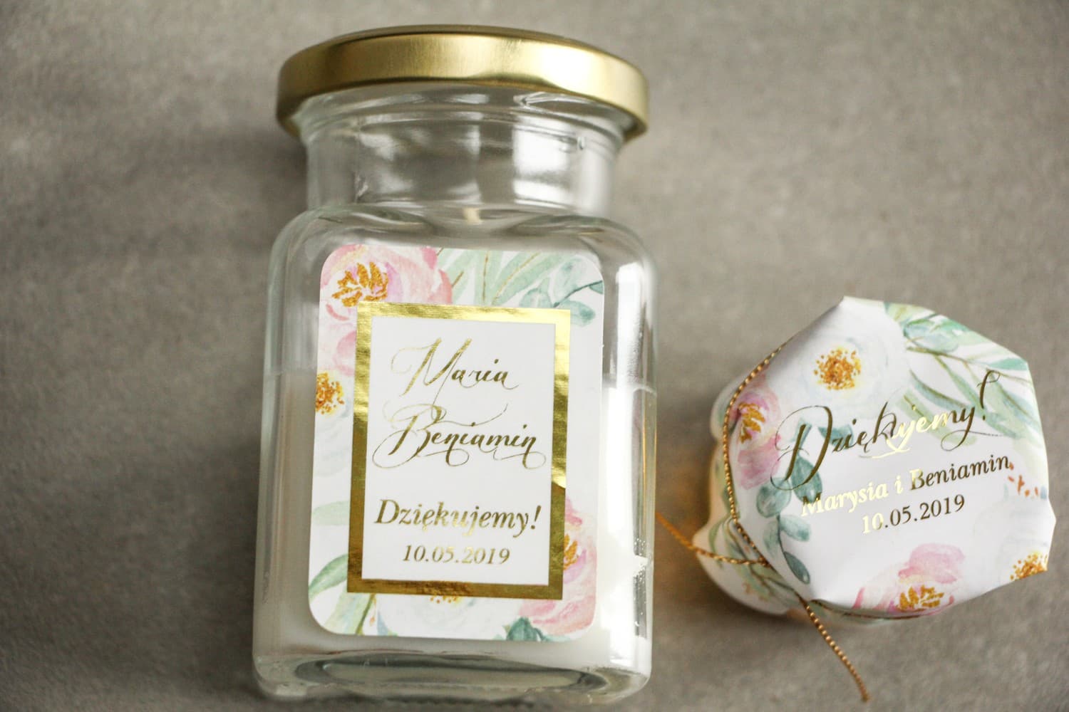 Bougies - cadeaux pour invités de mariage. Dorure sur l'étiquette et motif subtil de pivoines roses et blanches
