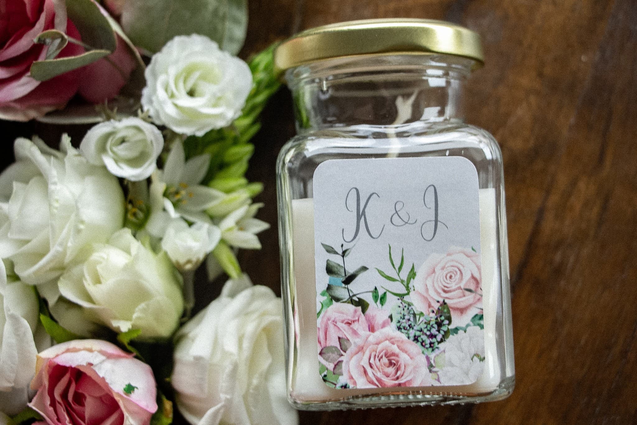 Bougies - Cadeaux pour invités de mariage, étiquette grise avec composition de roses blanches et pastels